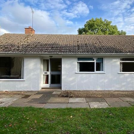 Cheerful 3 Bedroom Bungalow With Indoor Fire Place Глостър Екстериор снимка